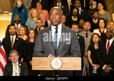 New York, USA. 27.. Juni 2022. Bürgermeister Eric Adams spricht während der Vorstellung neuer öffentlicher Schulaufseher am Tweed Courthouse in New York am 27. Juni 2022. David Banks kündigte die Ernennung von 45 neuen Superintendenten für das öffentliche Schulsystem an. (Foto von Lev Radin/Sipa USA) Quelle: SIPA USA/Alamy Live News Stockfoto