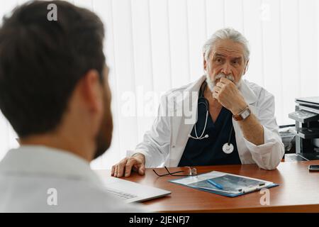 Erfolgreiche Ärzte diskutieren während der Konferenz über die Diagnose Stockfoto