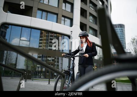 Porträt einer Geschäftsfrau, die auf dem Weg zur Arbeit mit einem nachhaltigen Lifestyle-Konzept ist. Stockfoto