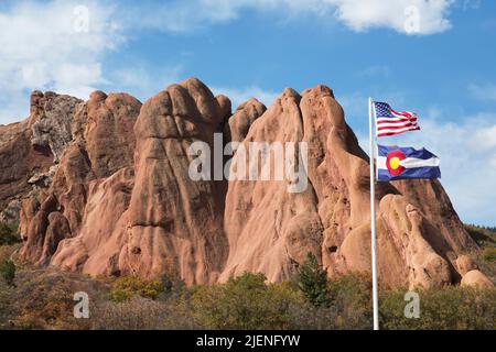 US-Flagge vor der Red Rock Formation im Roxborough State Park in Colorado Stockfoto