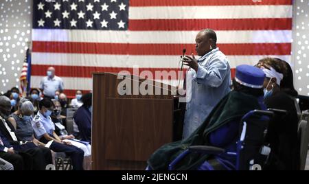 Milwaukee, Wisconsin, USA. 27.. Juni 2022. KENYA ROBERTSON (Enkelin) spricht während des Programms im Milwaukee war Memorial Center über den Hintergrund ihrer Großmutter zu Ehren VON ANNA MAE ROBERTSON, 98, mit der Goldmedaille des Kongresses als Mitglied des ersten und einzigen Women's Army Corps-all Black Bataillons mit dem Spitznamen „Six Triple Eight“ (Women's Army Corps 6888. Central Directory Postal Bataillon) war das Bataillon-Motto ''No Mail, Low Moral'' für die Bearbeitung Tausender von Briefen verantwortlich, die an die amerikanischen GIS auf dem Gebiet in Europa gerichtet waren, nachdem sie einen Rückstand von Briefen durchsortiert hatten Stockfoto