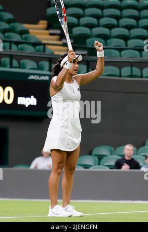 London, Großbritannien. 27.. Juni 2022. Tennis: Grand Slam; WTA Tour - Wimbledon, Singles, Frauen, 1. Runden. Korpatsch (Deutschland) - Watson (Großbritannien): Heather Watson reagiert. Quelle: Frank Molter/dpa/Alamy Live News Stockfoto