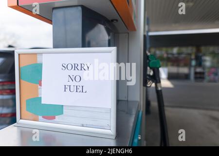 Kein Tankschild an der Tankstelle aufgrund wirtschaftlicher Krisis Stockfoto