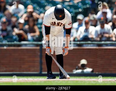 San Francisco, Usa. 26.. Juni 2022. Brandon Belt (9) von San Francisco Giants reagiert auf einen ausgerufenen Streik gegen die Cincinnati Reds im zweiten Inning am Sonntag, den 26. Juni 2022, im Oracle Park in San Francisco, Kalifornien. (Foto: Nhat V. Meyer/Bay Area News Group/TNS/Sipa USA) Quelle: SIPA USA/Alamy Live News Stockfoto