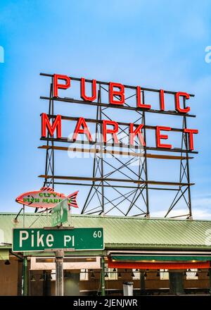 Seattle, Washington, USA - 3. Juni 2022: Blick vom historischen Pike Place Public Market aus gesehen von Seattle Washington. Stockfoto