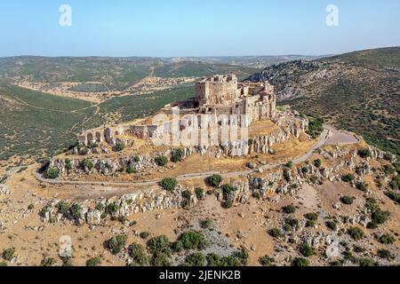 Die Festung auf dem Hügel und das ehemalige Kloster von Calatrava La Nuova, in Aldea Real, Provinz Ciudad Real Castilla La Mancha Spanien. Luftaufnahme Stockfoto