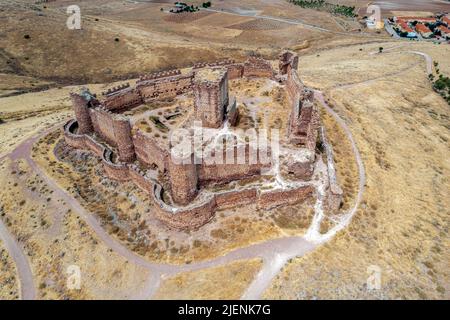 Luftaufnahme der zerstörten mittelalterlichen Burg von Almonacid (Castillo de Almonacid), Toledo Castilla-La Mancha, Spanien, Luftaufnahme von oben Stockfoto