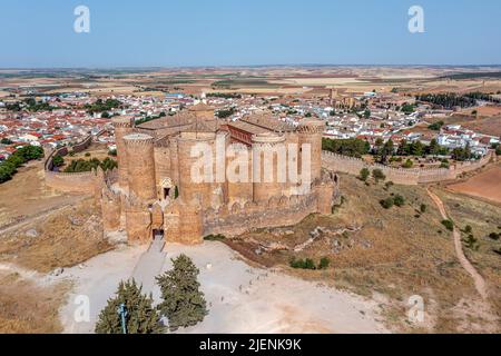 Mittelalterliche Burg auf dem Hügel im Dorf Belmonte, Provinz Cuenca, Spanien. Seitenansicht Stockfoto