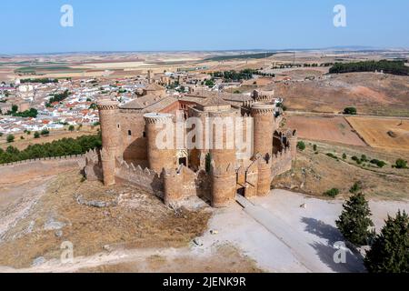 Mittelalterliche Burg auf dem Hügel im Dorf Belmonte, Provinz Cuenca, Spanien. Vorderansicht Stockfoto