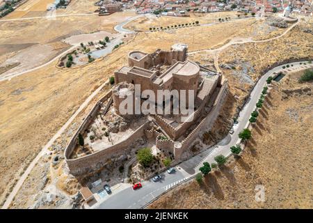 Blick auf das Schloss La Muela in der Nähe der Stadt Consuegra in La Mancha, Provinz Toledo, Spanien. Luftaufnahme von oben Stockfoto