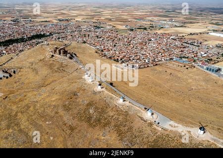 Blick von oben auf die Stadt Consuegra in La Mancha mit der Burg Mola, Provinz Toledo, Spanien Stockfoto