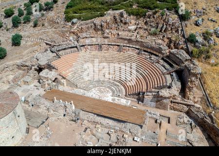 Luftaufnahme des römischen Theaters von Medellin, einer spanischen Gemeinde in der Provinz Badajoz, in der autonomen Gemeinde Extremadura. Spanien Stockfoto