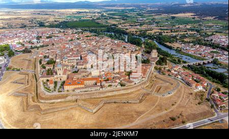Panorama-Luftaufnahme von Ciudad Rodrigo in der Provinz Salamanca Spanien, Blick auf die römische Brücke über den Fluss Agueda Stockfoto