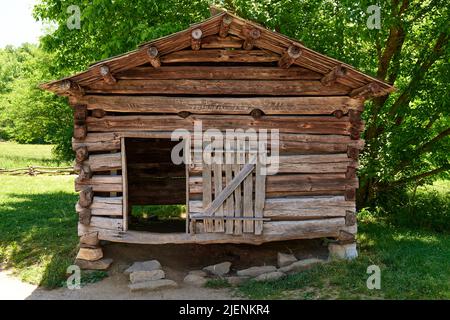 Altes rustikales Blockhaus, das als Tabaktrocknungshaus oder Tabakscheune in Cades Cove Tennessee, USA, genutzt wurde. Stockfoto