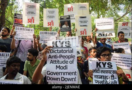 Neu-Delhi, Indien. 27.. Juni 2022. Demonstranten halten Plakate in einem Protest gegen die Verhaftung der indischen Bürgerrechtlerin Teesta Setalvad in Jantar Mantar. Teesta Setalvad ist die Gründerin der NGO Citizens for Justice and Peace (CJP), die 2002 nach den Unruhen in Gujarat gegründet wurde, wobei ein Arbeitsgebiet darin besteht, den Opfern der Unruhen Rechtshilfe zu leisten. (Foto: Kabir Jhangiani/Pacific Press) Quelle: Pacific Press Media Production Corp./Alamy Live News Stockfoto