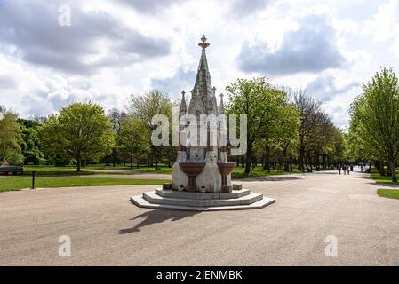 Der gotische Readmoney Drinking Fountain, auch bekannt als Parsee Fountain, im Regent's Park in London Stockfoto