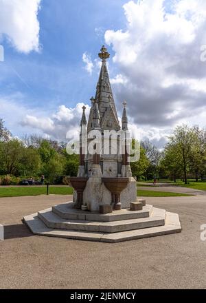 Der gotische Readmoney Drinking Fountain, auch bekannt als Parsee Fountain, im Regent's Park in London Stockfoto