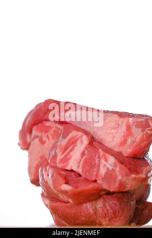 Schweinefleisch.Fleischstücke auf einem hölzernen Schneidebrett.Fleischprodukte kochen..Fleischprodukte.Proteinernährung. Stockfoto