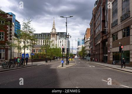 Aldgate High Street in der City of London an einem Frühlingstag Stockfoto