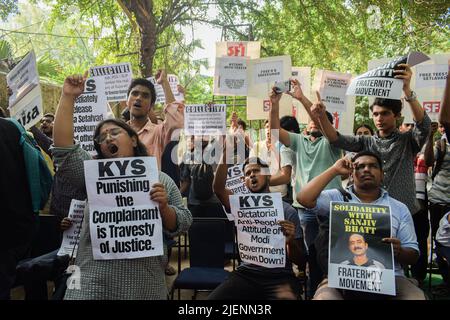 Neu Delhi, Neu Delhi, Indien. 27.. Juni 2022. Demonstranten rufen Slogans und halten Plakate in einem Protest gegen die Verhaftung der indischen Bürgerrechtlerin Teesta Setalvad in Jantar Mantar. Teesta Setalvad ist die Gründerin der NGO Citizens for Justice and Peace (CJP), die 2002 nach den Unruhen in Gujarat gegründet wurde, wobei ein Arbeitsgebiet darin besteht, den Opfern der Unruhen Rechtshilfe zu leisten. (Bild: © Kabir Jhangiani/Pacific Press via ZUMA Press Wire) Stockfoto