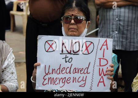 Neu Delhi, Neu Delhi, Indien. 27.. Juni 2022. Ein Protestler hält ein Plakat in einem Protest gegen die Verhaftung der indischen Bürgerrechtlerin Teesta Setalvad in Jantar Mantar. Teesta Setalvad ist die Gründerin der NGO Citizens for Justice and Peace (CJP), die 2002 nach den Unruhen in Gujarat gegründet wurde, wobei ein Arbeitsgebiet darin besteht, den Opfern der Unruhen Rechtshilfe zu leisten. (Bild: © Kabir Jhangiani/Pacific Press via ZUMA Press Wire) Stockfoto