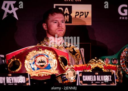 NEW YORK, NY - 27. JUNI: Der mexikanische Boxprofi Canelo Alvarez blickt auf die Pressekonferenz von Alvarez vs Golovkin 3 im TAO Downtown Restaurant am 27. Juni 2022 in New York City, NY, USA. (Foto von Matt Davies/PxImages) Stockfoto