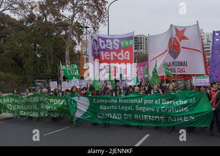 Buenos Aires, Argentinien, 27.. Juni 2022. März zur Botschaft der Vereinigten Staaten für den Widerruf des Rechts auf Abtreibung. Der Oberste Gerichtshof der Vereinigten Staaten hob Roe gegen Wade auf, das seit 1973 das verfassungsmäßige Recht auf Abtreibung garantierte und in dem jeder Staat die Macht hatte, es zu genehmigen oder nicht. (Quelle: Esteban Osorio/Alamy Live News) Stockfoto