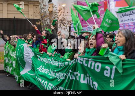 Buenos Aires, Argentinien, 27.. Juni 2022. März zur Botschaft der Vereinigten Staaten für den Widerruf des Rechts auf Abtreibung. Der Oberste Gerichtshof der Vereinigten Staaten hob Roe gegen Wade auf, das seit 1973 das verfassungsmäßige Recht auf Abtreibung garantierte und in dem jeder Staat die Macht hatte, es zu genehmigen oder nicht. (Quelle: Esteban Osorio/Alamy Live News) Stockfoto