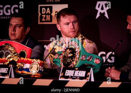 27. Juni 2022, New York, NY, New York, NY, USA: NEW YORK, NY - 27. JUNI: Der mexikanische Boxer Canelo Alvarez blickt auf die Pressekonferenz von Alvarez vs Golovkin 3 im TAO Downtown Restaurant am 27. Juni 2022 in New York City, NY, USA. (Bild: © Matt Davies/PX Imagens via ZUMA Press Wire) Stockfoto