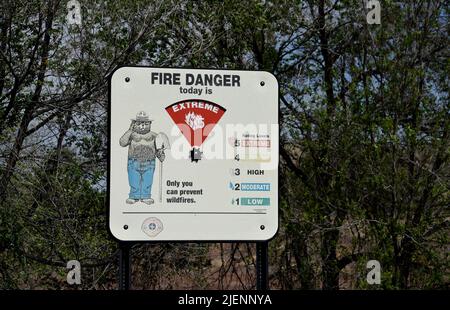 Ein Schild weist auf eine extreme Brandgefahr in der Nähe der ehemaligen Bergbaustadt Cerrillos in New Mexico bei Santa Fe hin. Stockfoto