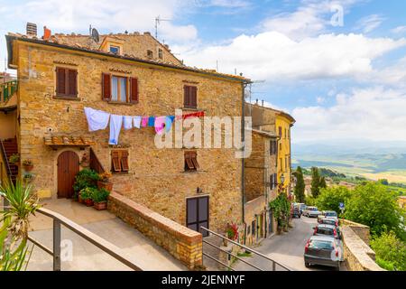 Blick auf die Hügel und die Landschaft der Toskana von der mittelalterlichen Altstadt von Volterra, Italien. Stockfoto