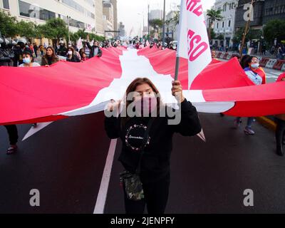 Lima, Peru, 27/06/2022, Ein Demonstrator, der an einer riesigen peruanischen Flagge zog, als Hunderte von Unterstützern des Präsidenten Pedro Castillo in Lima auf die Straße gingen und die Schließung des Kongresses und eine neue Verfassung forderten. Castillo wird von einer kongresskommission und der Staatsanwaltschaft des Landes wegen angeblicher Korruptionsfälle in seiner Regierung untersucht. Stockfoto