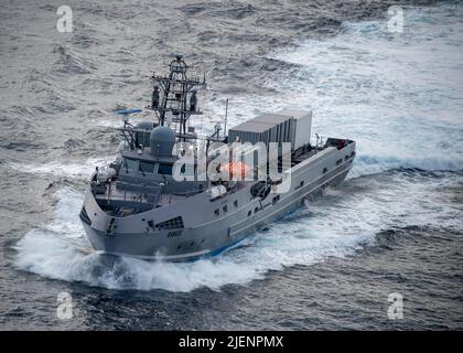 220622-N-HH215-1033 PAZIFISCHER OZEAN (22. Juni 2022) das große unbemannte Oberflächenschiff Ranger durchfährt den Pazifischen Ozean, um an der Übung Rim of the Pacific (RIMPAC) 2022 teilzunehmen. 26 Nationen, 38 Schiffe, vier U-Boote, mehr als 170 Flugzeuge und 25.000 Mitarbeiter nehmen vom 29. Juni bis zum 4. August an RIMPAC in und um die Hawaii-Inseln und Südkalifornien Teil. RIMPAC, die weltweit größte internationale maritime Übung, bietet eine einzigartige Ausbildungsmöglichkeit und fördert und pflegt kooperative Beziehungen zwischen den Teilnehmern, die für die Sicherheit der Seewege von entscheidender Bedeutung sind Stockfoto