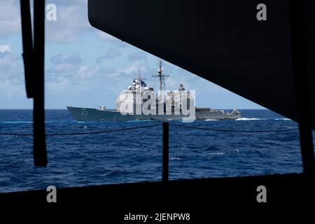 PAZIFIK (23. Juni 2022) USS Mobile Bay (CG 53) segelt in Formation mit Abraham Lincoln Carrier Strike Group (ABECSG), Japan Maritime Self-Defense Force und Royal Australian Navy Schiffen. ABECSG führt derzeit Routineoperationen in der US 3.-Flotte durch. Die US 3.-Flotte ist ein integraler Bestandteil der US-Pazifikflotte und führt die Marinestreitkräfte im Indo-Pazifik an und bietet die realistische, relevante Ausbildung, die notwendig ist, um die Rolle unserer Marine im gesamten Spektrum der Militäroperationen – von Kampfhandlungen über humanitäre Hilfe bis hin zur Katastrophenhilfe – fehlerfrei auszuführen. Die US 3.-Flotte arbeitet zusammen Stockfoto