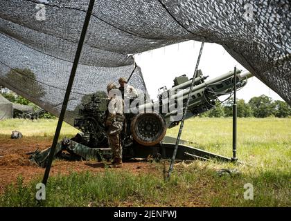 Arkansas National Guard Soldaten von Charlie Battery von 1. Bataillon, 206. Field Artillery Regiment führen Training mit der M777 Howitzer während der jährlichen Training auf Fort Chaffee 11. Juni 2022. Stockfoto