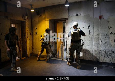 Lieutenant Clay Gardener, ein Range Instructor beim Department of Energy (DOE), und Sgt. Cooper Dine, ein Kampfausbilder aus nächster Nähe mit Training Company, Marine Corps Security Forces Regiment (MCSFR), räumen während einer CQB-Trainingsveranstaltung mit Mitarbeitern des DOE Special Response Teams (SRT), der Spezialagenten des Federal Bureau of Investigation (FBI), Das SWAT-Team (Special Weapons and Tactics) des Polizeidepartements von Kesapeake und das Emergency Response Team (ERT) der US-amerikanischen Sicherheitsbehörde des US-Bundesministeriums für Katastrophenschutz (CIA) in IAMS Range, Naval Support Activity Northwest Annex, Virginia, Jun Stockfoto