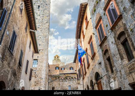 Die historischen Mauern und Türme aus dem Inneren der mittelalterlichen toskanischen Hügelstadt San Gimignano, Italien. Stockfoto