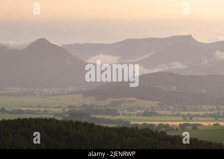 Ländliche Landschaft der Region Turiec im Dorf Folkusova, Slowakei. Stockfoto