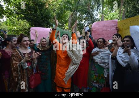 Peshawar, Khyber Pakhtunkhwa, Pakistan. 27.. Juni 2022. Transgender inszeniert eine Protestdemonstration vor dem Peshawar Press Club gegen wachsende Gewalttaten gegen ihre Gemeinschaft. (Bild: © Hussain Ali/Pacific Press via ZUMA Press Wire) Stockfoto