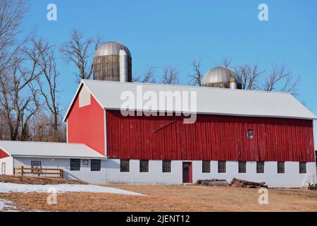 Eine alte rote Scheune und Silos auf einer Reiterfarm im Südwesten von Wisconsin Stockfoto