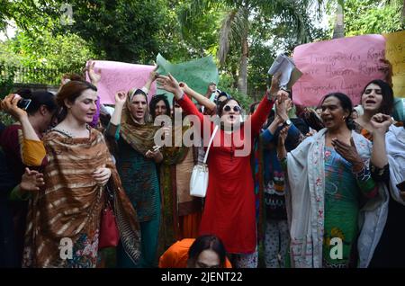 Peshawar, Khyber Pakhtunkhwa, Pakistan. 27.. Juni 2022. Transgender inszeniert eine Protestdemonstration vor dem Peshawar Press Club gegen wachsende Gewalttaten gegen ihre Gemeinschaft. (Bild: © Hussain Ali/Pacific Press via ZUMA Press Wire) Stockfoto