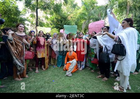 Peshawar, Khyber Pakhtunkhwa, Pakistan. 27.. Juni 2022. Transgender inszeniert eine Protestdemonstration vor dem Peshawar Press Club gegen wachsende Gewalttaten gegen ihre Gemeinschaft. (Bild: © Hussain Ali/Pacific Press via ZUMA Press Wire) Stockfoto