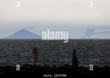 Allgemeine Ansicht der Aktivität des Anak Krakatau Vulkans am Cidatu Beach, Carita. Der Status des Anak Krakatau Vulkans befindet sich nun auf Stufe III Stockfoto