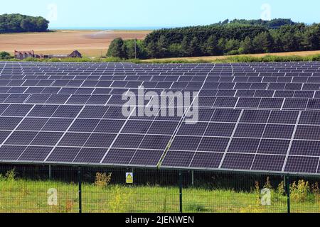 Solarfarm, in ländlicher Landschaft, Paneele, Thornham, Norfolk, England Stockfoto