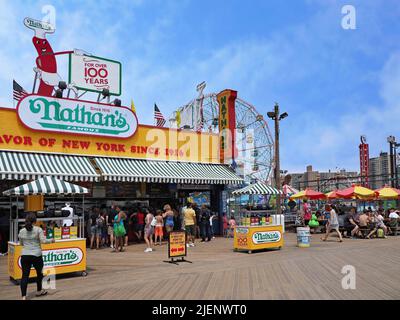 Coney Island Vergnügungsviertel in New York mit Nathan's berühmter Hot Dog Stand Stockfoto