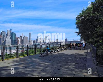 Die Brooklyn Heights Promenade ist eine 1.826 Meter lange Plattform und ein Fußgängerweg mit einem großartigen Blick auf die Skyline von Manhattan Stockfoto