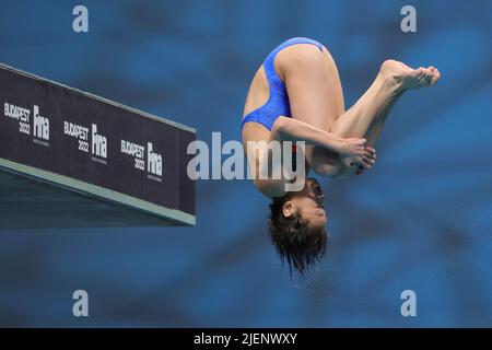 Budapest, Ungarn. 27.. Juni 2022. Quan Hongchan aus China tritt beim Plattentauchfinale der Frauen 10m bei den FINA-Weltmeisterschaften 19. in Budapest, Ungarn, am 27. Juni 2022 an. Quelle: Zheng Huansong/Xinhua/Alamy Live News Stockfoto