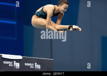 Budapest, Ungarn. 27.. Juni 2022. Die malaysische Pandelela Pamg tritt beim Plattentauchfinale der Frauen 10m bei den FINA-Weltmeisterschaften 19. in Budapest, Ungarn, am 27. Juni 2022 an. Quelle: Attila Volgyi/Xinhua/Alamy Live News Stockfoto