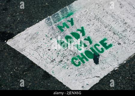 Buenos Aires, Argentinien. 27.. Juni 2022. Der Oberste Gerichtshof der Vereinigten Staaten hob Roe gegen Wade auf, das seit 1973 das verfassungsmäßige Recht auf Abtreibung garantierte und in dem jeder Staat die Macht hatte, es zu genehmigen oder nicht. (Bild: © Esteban Osorio/Pacific Press via ZUMA Press Wire) Stockfoto