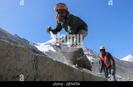 Zojila, Indien. 27/06/2022, Arbeiter arbeiten auf einer Autobahn, die zum Zojila Pass führen, 108 Kilometer östlich von Srinagar in Zojila, Indien. Zojila einer der gefährlichen Bergpässe in der Kaschmir-Region, die die einzige Straßenverbindung zwischen Kaschmir und Ladakh, die strategische Bedeutung hat, wie Zojila Pass liegt in einer Höhe von 11.578 Fuß auf dem Srinagar-Kargil-Leh National Highway und bleibt während der Winter wegen schwerer geschlossen Schneefall und in diesem Jahr ist der Pass am 19. März geöffnet, nachdem er für 73 Tage geschlossen bleibt. (Foto von Adil Abass/Pacific Press) Stockfoto